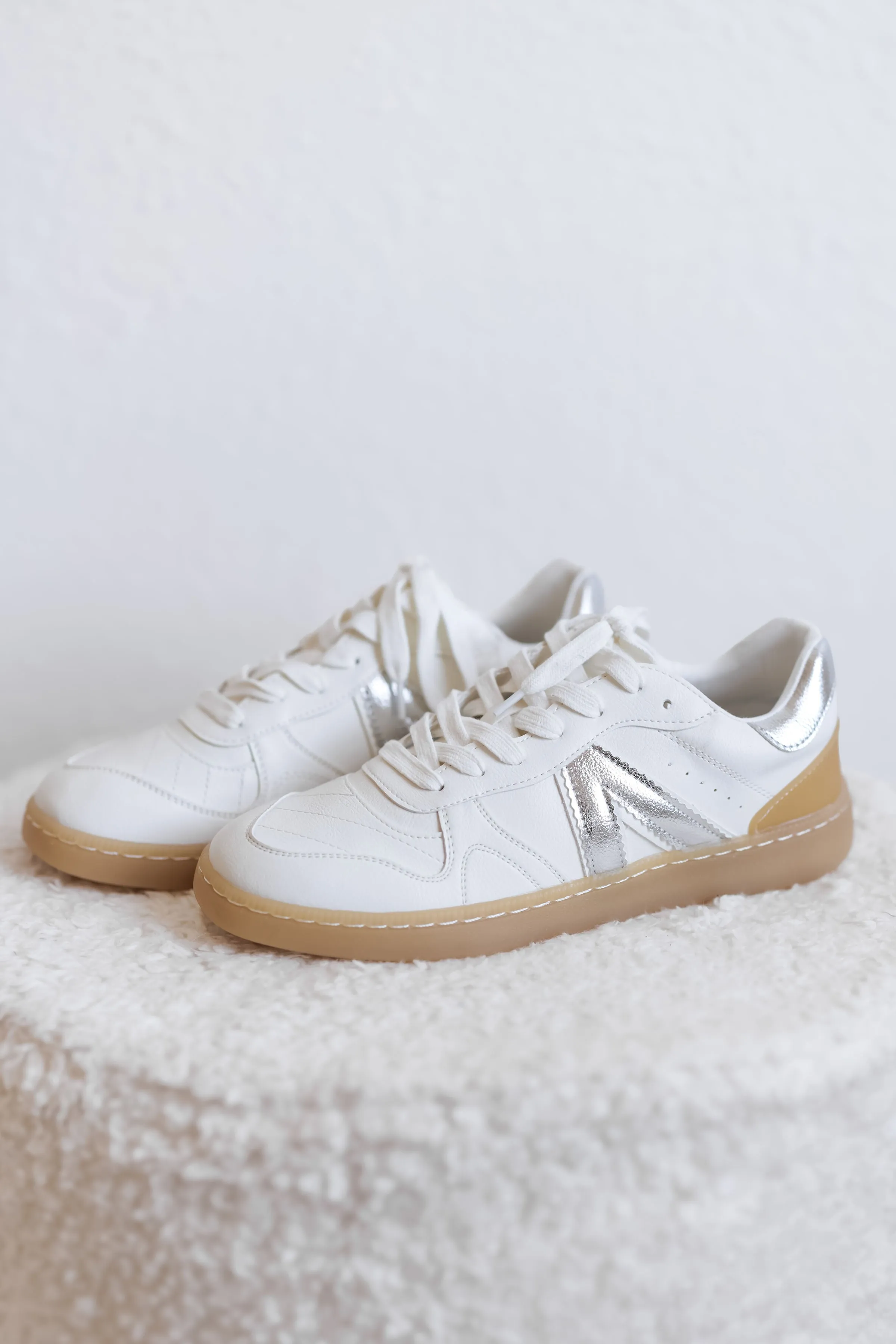 Mia: Vesta Sneaker - White/Silver