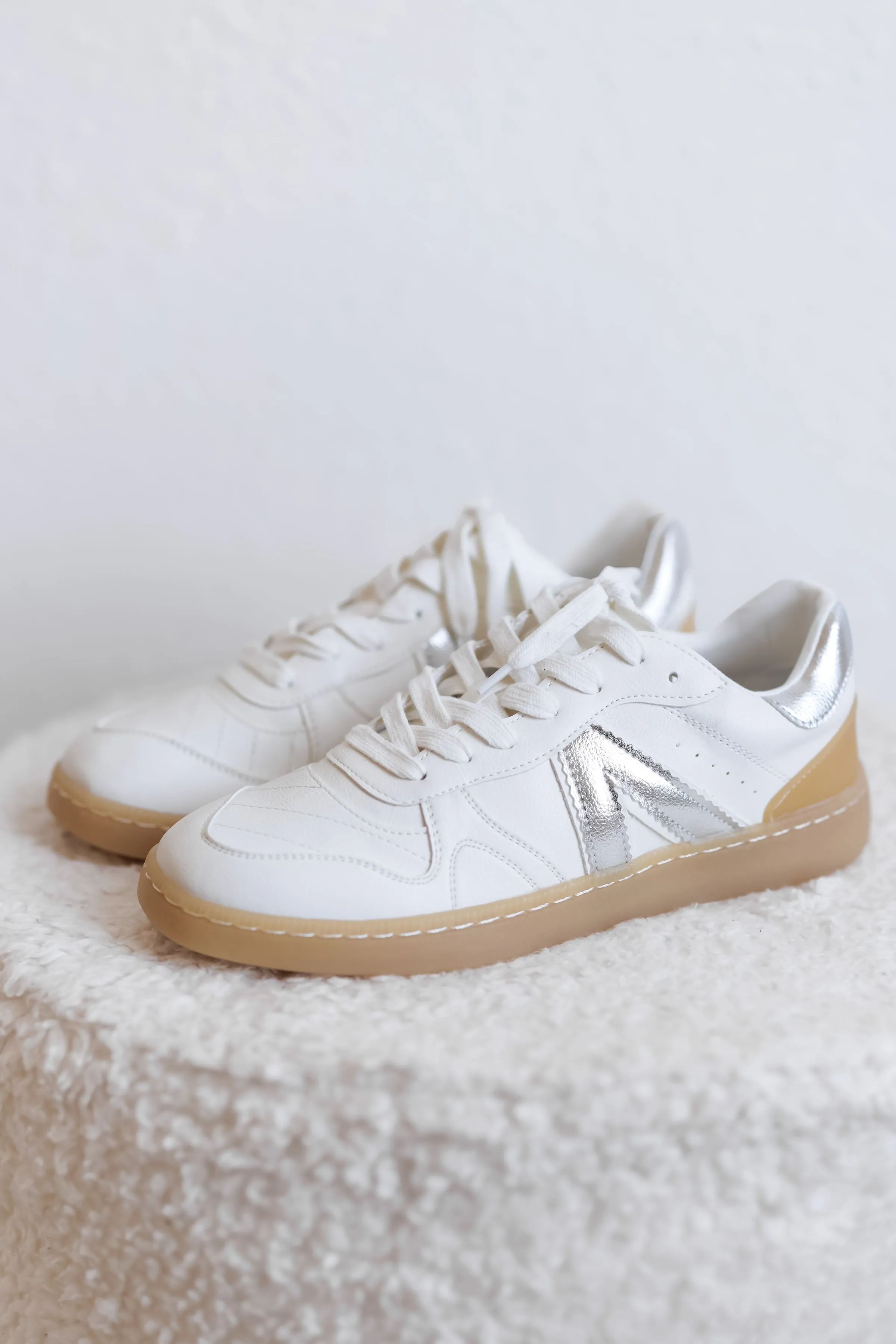 Mia: Vesta Sneaker - White/Silver