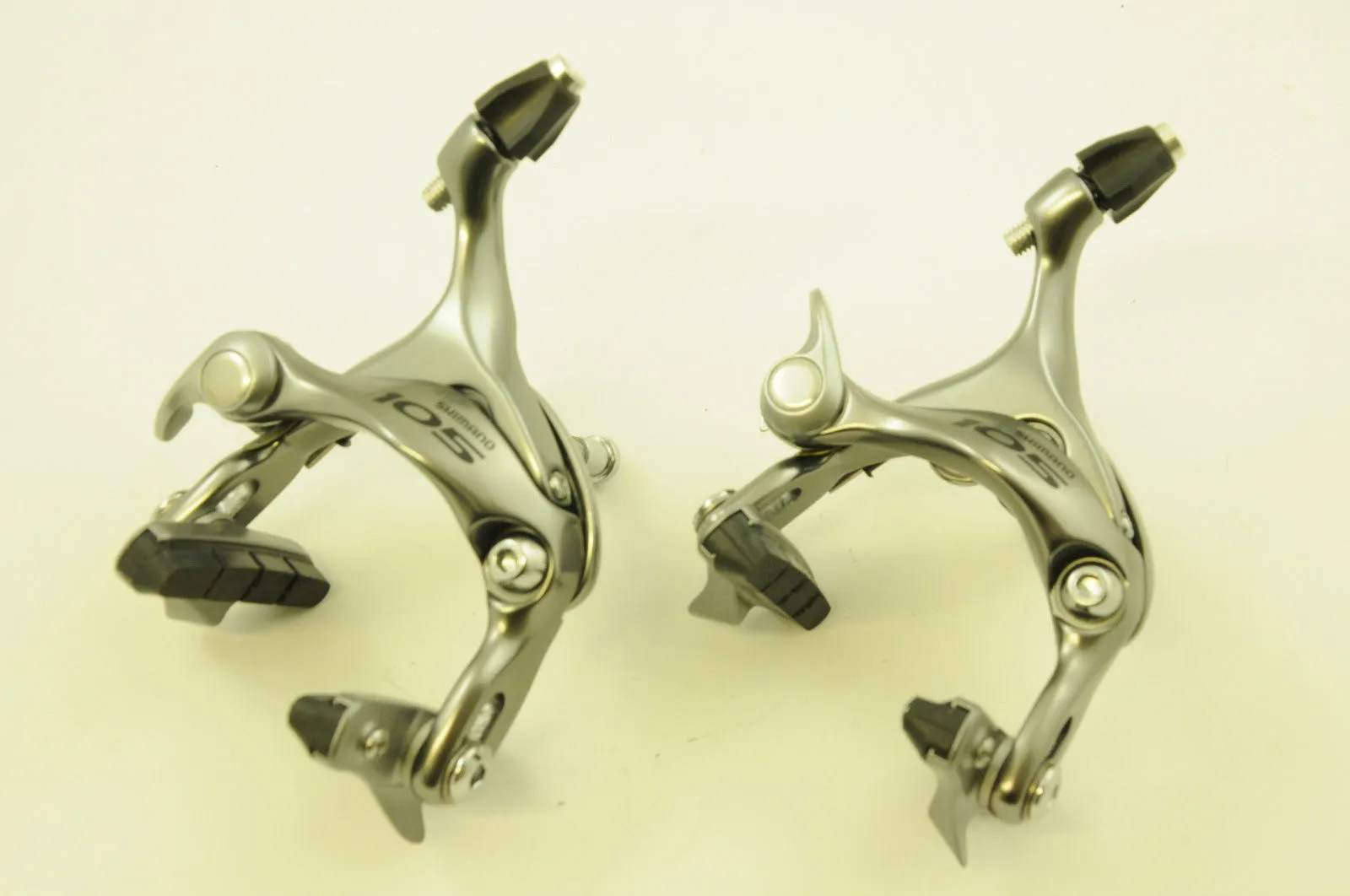 PAIR SHIMANO 105 BR-5600 ROAD BIKE BRAKE CALIPERS RACING BIKE BRAKE SILVER NOS